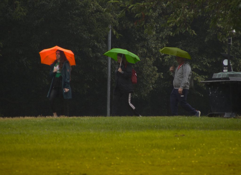 Gente con paraguas de colores